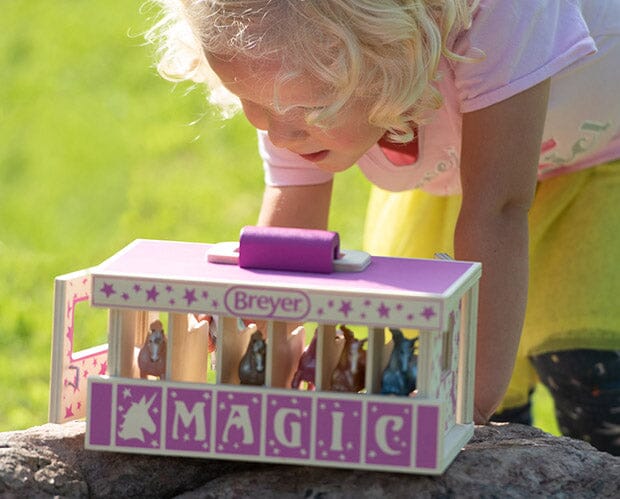 Unicorn Magic Wood Carry Stable with 6 Unicorns